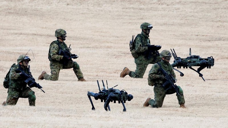 Teknologi militer modern ditampilkan dalam latihan militer Tahun Baru tahunan Pasukan Bela Diri Darat Jepang (JGSDF) di lapangan latihan Narashino, Funabashi, sebelah timur Tokyo, Minggu (11/1/2026). Salah satu yang menarik perhatian adalah keikutsertaan robot Vision 60 buatan Ghost Robotics dalam latihan tersebut. REUTERS/Kim Kyung-Hoon