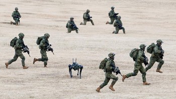 Salah satu yang menarik perhatian adalah keikutsertaan robot Vision 60 buatan Ghost Robotics dalam latihan tersebut. Robot berkaki empat itu terlihat bergerak bersama personel Brigade Lintas Udara ke-1 JGSDF, menjalankan simulasi operasi lapangan. REUTERS/Kim Kyung-Hoon