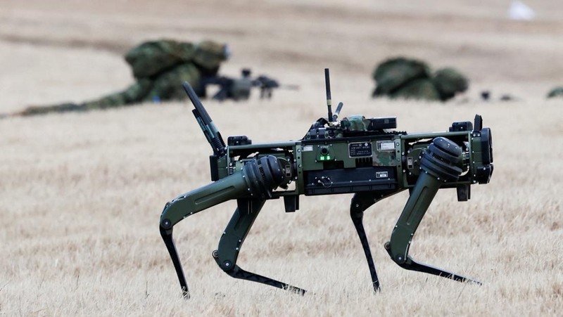 Teknologi militer modern ditampilkan dalam latihan militer Tahun Baru tahunan Pasukan Bela Diri Darat Jepang (JGSDF) di lapangan latihan Narashino, Funabashi, sebelah timur Tokyo, Minggu (11/1/2026). Salah satu yang menarik perhatian adalah keikutsertaan robot Vision 60 buatan Ghost Robotics dalam latihan tersebut. REUTERS/Kim Kyung-Hoon