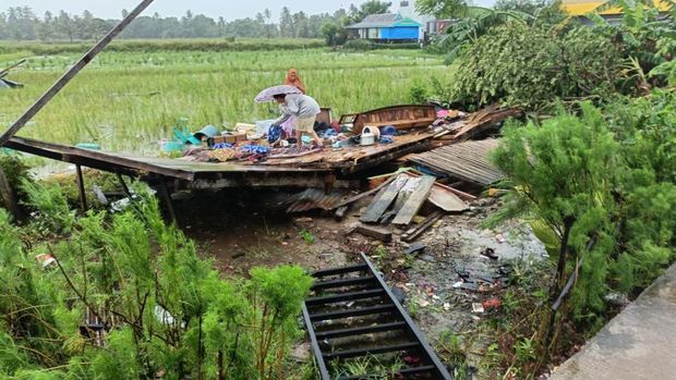 Rumah warga di Maros rusak diterjang angin puting beliung. Rumah warga di Maros rusak diterjang angin puting beliung.