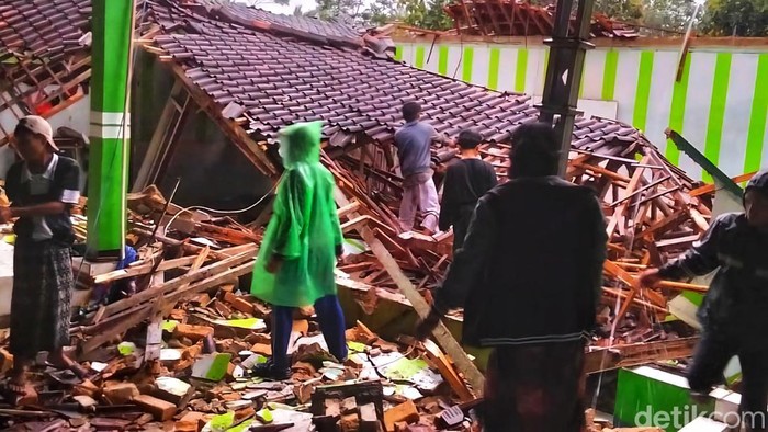 Sebuah bangunan di Pesantren Gustanularipin, Surade, Kabupaten Sukabumi, ambruk, Minggu (11/1/2026).