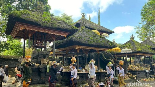 Sejumlah pemedek melakukan persembahyangan di Pura Dalem Puri Besakih, Karangasem, Bali, beberapa waktu lalu. (Foto: Dok. detikBali)