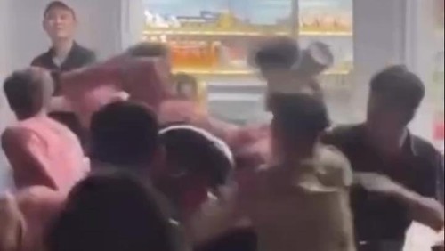 Sejumlah pria WNA terlibat perkelahian di depan minimarket diduga di Canggu, Badung. (Tangkapan layar @canggulosophy)