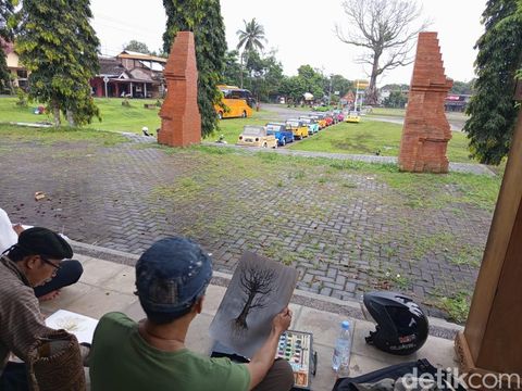 Sejumlah seniman melukis on the spot pohon randu alas yang diyakini berusia ratusan tahun di Desa Tuksongo, Kecamatan Borobudur, Kabupaten Magelang, Minggu (11/1/2026). Sejumlah seniman melukis on the spot pohon randu alas yang diyakini berusia ratusan tahun di Desa Tuksongo, Kecamatan Borobudur, Kabupaten Magelang, Minggu (11/1/2026).