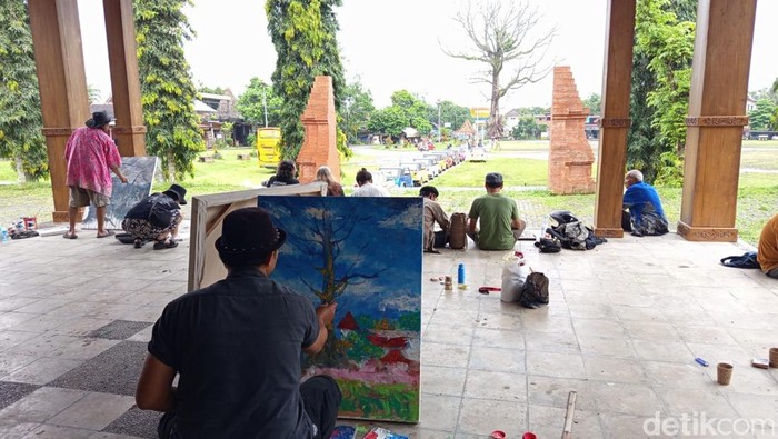 Sejumlah seniman melukis on the spot pohon randu alas yang diyakini berusia ratusan tahun di Desa Tuksongo, Kecamatan Borobudur, Kabupaten Magelang, Minggu (11/1/2026).
