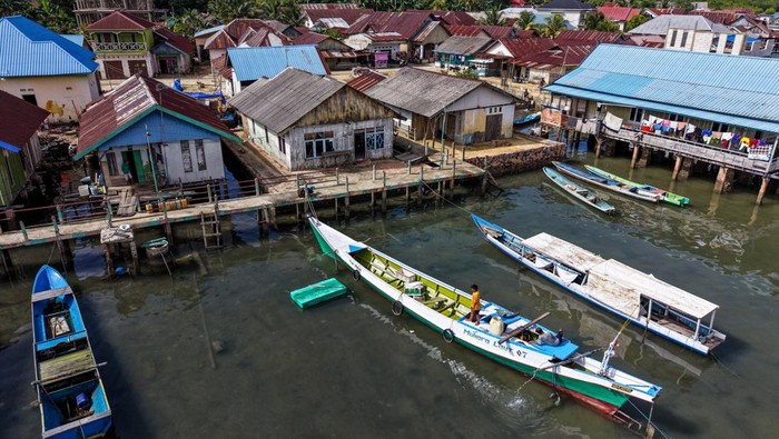 Foto udara pemukiman nelayan di Kelurahan Tondonggeu, Kendari, Sulawesi Tenggara, Minggu (11/1/2026). Pemprov Sulawesi Tenggara menargetkan pembangunan 1.000 unit rumah secara bertahap di wilayah pesisir pada tahun 2026 dengan memprioritaskan hunian tidak layak serta wilayah yang memiliki angka prevalensi stunting relatif tinggi guna mendukung program Kampung Nelayan Merah Putih. ANTARA FOTO/Andry Denisah