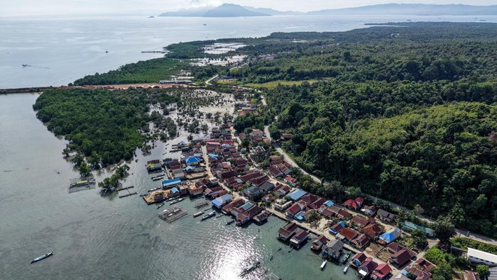 Foto udara pemukiman nelayan di Kelurahan Tondonggeu, Kendari, Sulawesi Tenggara, Minggu (11/1/2026). Pemprov Sulawesi Tenggara menargetkan pembangunan 1.000 unit rumah secara bertahap di wilayah pesisir pada tahun 2026 dengan memprioritaskan hunian tidak layak serta wilayah yang memiliki angka prevalensi stunting relatif tinggi guna mendukung program Kampung Nelayan Merah Putih. ANTARA FOTO/Andry Denisah