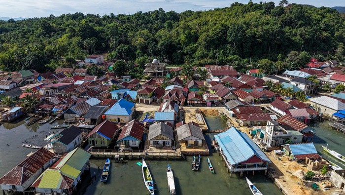 Foto udara pemukiman nelayan di Kelurahan Tondonggeu, Kendari, Sulawesi Tenggara, Minggu (11/1/2026). Pemprov Sulawesi Tenggara menargetkan pembangunan 1.000 unit rumah secara bertahap di wilayah pesisir pada tahun 2026 dengan memprioritaskan hunian tidak layak serta wilayah yang memiliki angka prevalensi stunting relatif tinggi guna mendukung program Kampung Nelayan Merah Putih. ANTARA FOTO/Andry Denisah