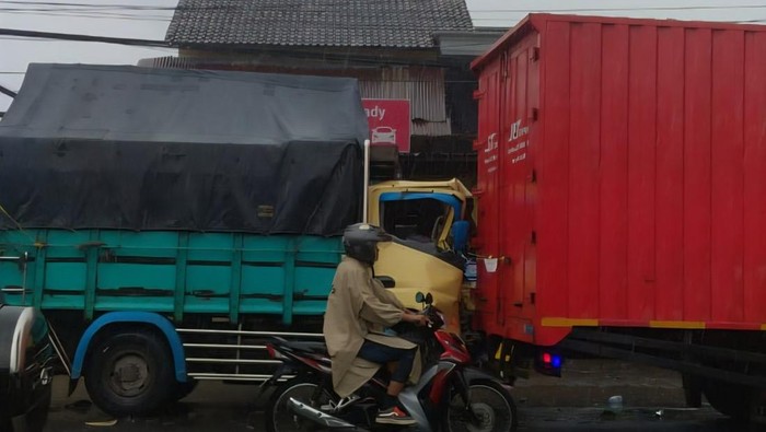 Tabrakan Beruntun di Sewon Bantul, 1 Orang Terjepit Kabin Truk