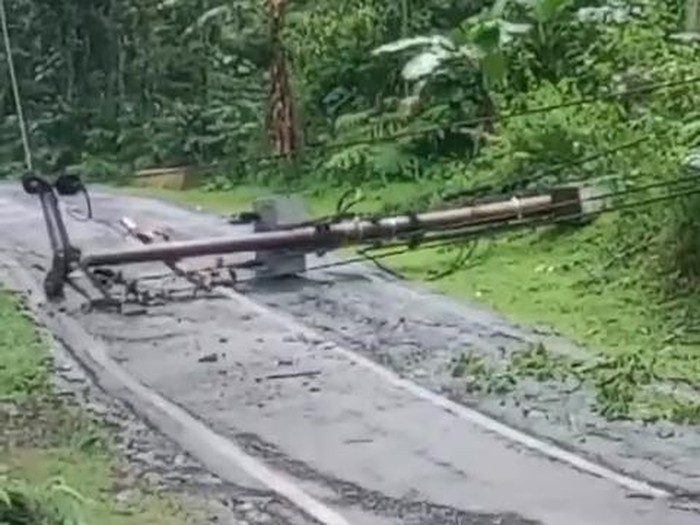 Tiang listrik tumbang di Desa Sukajadi Kecamatan Cibinong