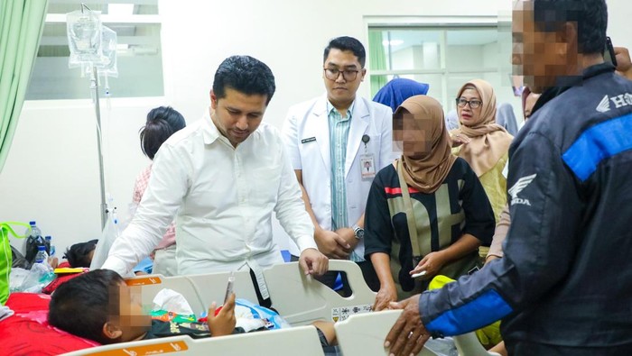 Wakil Gubernur Jawa Timur Emil Elestianto Dardak saat menjenguk pelajar yang keracunan MBG di Mojokerto