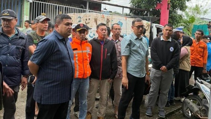 Wali Kota Makassar Munafri Arifuddin saat meninjau lokasi banjir di Kelurahan Katimbang, Kecamatan Biringkanaya.