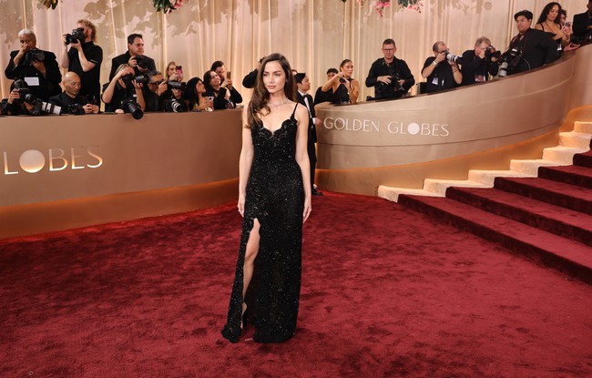 Wanita yang disebut baru putus dari Tom Cruise tiga bulan lalu ini mengenakan gaun keluaran Louis Vuitton. Busana berkilauan dengan renda itu hadir dengan potongan tinggi yang mengekspos kaki jenjangnya. Foto: FilmMagic/Steve Granitz