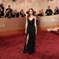 Wanita yang disebut baru putus dari Tom Cruise tiga bulan lalu ini mengenakan gaun keluaran Louis Vuitton. Busana berkilauan dengan renda itu hadir dengan potongan tinggi yang mengekspos kaki jenjangnya. Foto: FilmMagic/Steve Granitz