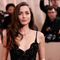 Ana de Armas mencuri atensi di karpet merah Golden Globes ke-83 yang digelar di The Beverly Hilton di Beverly Hills, California, AS. Wanita 37 tahun tersebut memilih strappy gown hitam yang membuatnya bersinar. Foto: FilmMagic/Steve Granitz