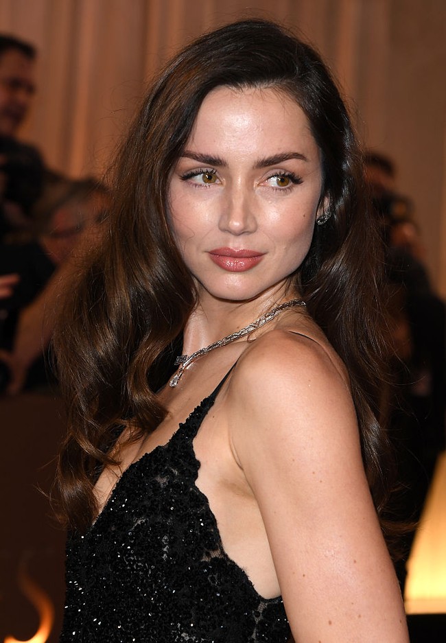 Untuk riasan, Ana tampil dengan makeup flawless dengan aksentuasi lipstik bernuansa coral dan alis yang serasi dengan warna rambut. Ia juga memilih menggerai rambut yang dibuat ikal. Foto: FilmMagic/Steve Granitz