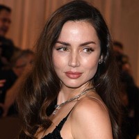 Untuk riasan, Ana tampil dengan makeup flawless dengan aksentuasi lipstik bernuansa coral dan alis yang serasi dengan warna rambut. Ia juga memilih menggerai rambut yang dibuat ikal. Foto: FilmMagic/Steve Granitz