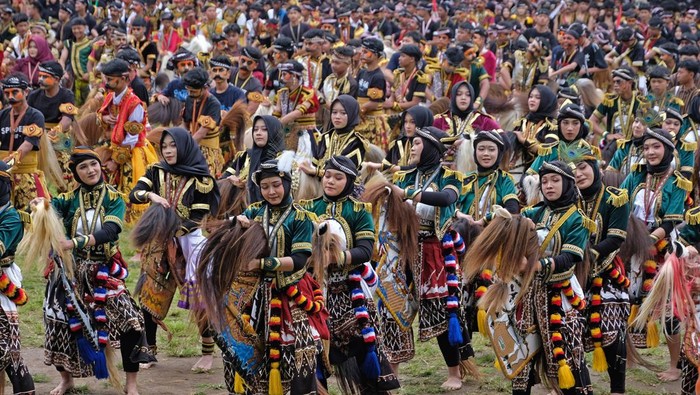 Sejumlah pelajar menampilkan tarian Jaran Kepang atau Kuda Lumping saat Milad  ke-42 SMK Swadaya di Alun-alun Kota Temanggung, Jawa Tengah, Senin (12/1/2026). Sedikitnya 3.000 pelajar SD, SMP dan SMK menampilkan tari Jaran Kepang masal sebagai wujud kerukunan, kebersamaan dan kekompakan antarpelajar sekaligus untuk melestarikan seni budaya tradisional. ANTARA FOTO/Anis Efizudin/bar