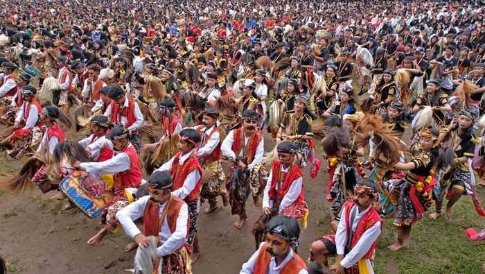 Sejumlah pelajar menampilkan tarian Jaran Kepang atau Kuda Lumping saat Milad  ke-42 SMK Swadaya di Alun-alun Kota Temanggung, Jawa Tengah, Senin (12/1/2026). Sedikitnya 3.000 pelajar SD, SMP dan SMK menampilkan tari Jaran Kepang masal sebagai wujud kerukunan, kebersamaan dan kekompakan antarpelajar sekaligus untuk melestarikan seni budaya tradisional. ANTARA FOTO/Anis Efizudin/bar