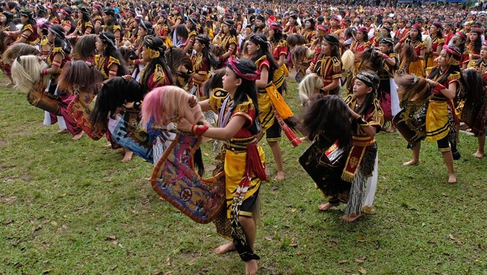Sejumlah pelajar menampilkan tarian Jaran Kepang atau Kuda Lumping saat Milad  ke-42 SMK Swadaya di Alun-alun Kota Temanggung, Jawa Tengah, Senin (12/1/2026). Sedikitnya 3.000 pelajar SD, SMP dan SMK menampilkan tari Jaran Kepang masal sebagai wujud kerukunan, kebersamaan dan kekompakan antarpelajar sekaligus untuk melestarikan seni budaya tradisional. ANTARA FOTO/Anis Efizudin/bar