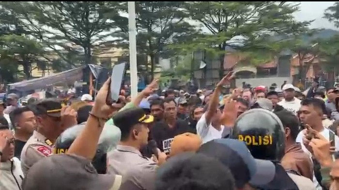 Redam Kericuhan, Kapolres Bogor Temui Langsung Massa Demo di Cigudeg