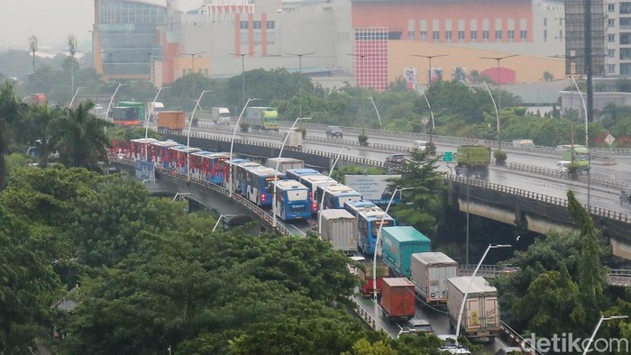 Kemacetan panjang terjadi di Jalan Perintis Kemerdekaan arah Senen, Jakarta, Senin (12/1/2026).