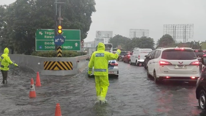 Ada Genangan di Jalan Arteri, Lalin Tol Cengkareng Macet 1 Kilometer