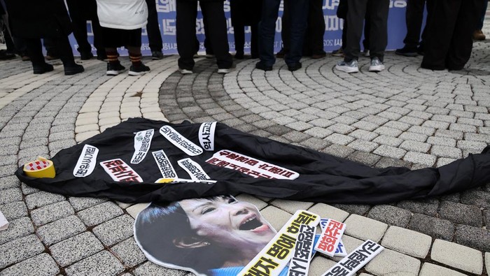 Puluhan aktivis di Seoul turun ke jalan memprotes kunjungan PM Jepang Takaichi, menuntut keadilan sejarah dan menegaskan klaim Dokdo milik Korea. REUTERS/Kim Hong-Ji