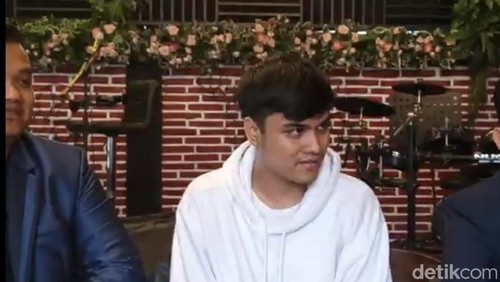 Al Ressa Rizky Rossano pemuda Banyuwangi yang mengaku sebagai anak biologis Denada Tambunan.