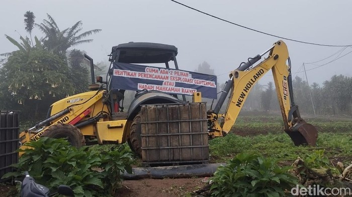Alat berat disita dan disegel warga
