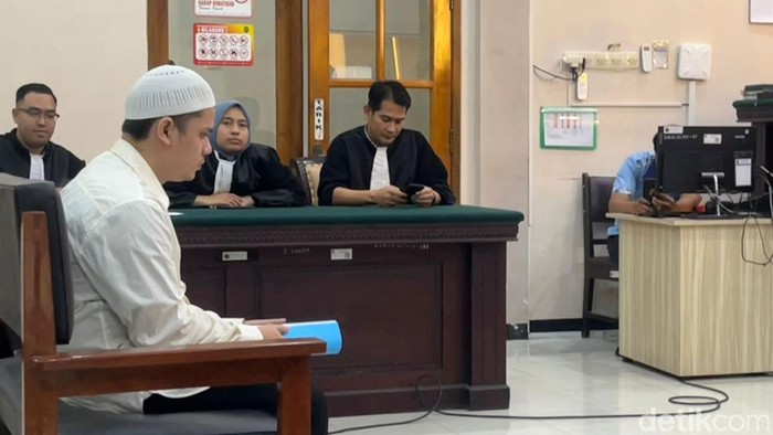 Alvi Maulana, Pemutilasi pacarnya, Tiara Angelina Saraswati saat sidang eksepsi di PN Mojokerto