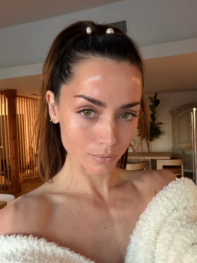 Begini penampilannya saat bersiap-siap untuk ajang penghargaan prestis Golden Globes. Foto: Instagram @thebeautysandwich