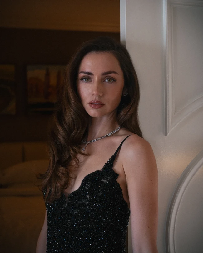 Dalam daftar, Ana mengalahkan pemeran wanita terkenal lain, seperti Margot Robbie, Scarlett Johansson, dan Sydney Sweeney berdasarkan voting 21 ribu penggunanya. Foto: Instagram @halleybrisker