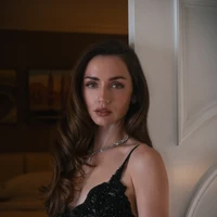 Dalam daftar, Ana mengalahkan pemeran wanita terkenal lain, seperti Margot Robbie, Scarlett Johansson, dan Sydney Sweeney berdasarkan voting 21 ribu penggunanya. Foto: Instagram @halleybrisker