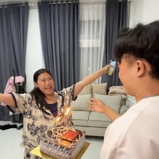 Tangis Haru Boiyen saat Ultah, Peluk Erat Anwar BAB