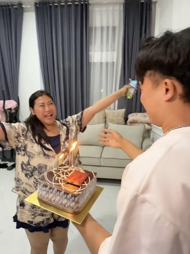 Tangis Haru Boiyen saat Ultah, Peluk Erat Anwar BAB