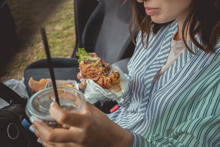 Ilustrasi Bikin Konten Mukbang Burger, Pasangan Ini Berujung Diteror