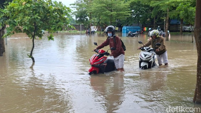 RSUD Kota Serang Banjir, Kendaraan di Parkiran Terendam