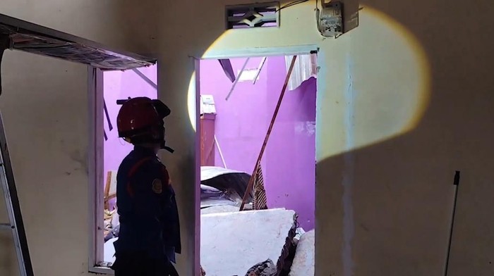 Pasutri di Makassar Tertimpa Atap-Dinding Kos Roboh Akibat Angin Kencang