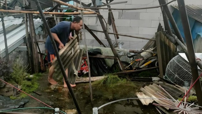 Atap Rumah Ambruk Akibat Hujan Deras di Kota Bogor