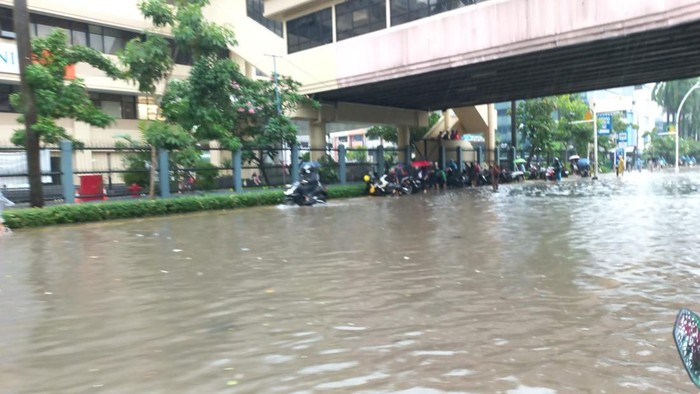 Banjir Rendam Jalan Mangga Dua Raya, Kendaraan Tak Bisa Melintas