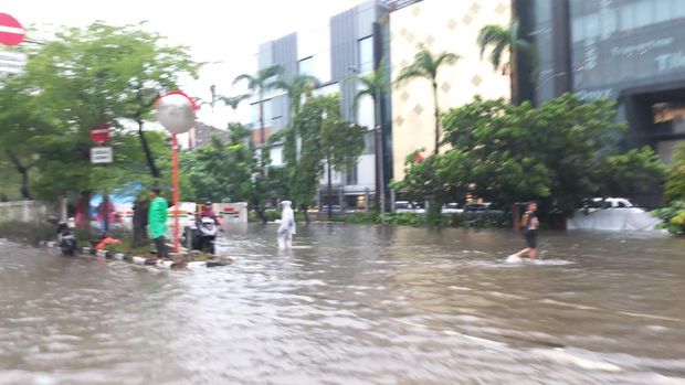 Banjir di Jalan Mangga Dua Raya, Jakbar. (Anggi/detikcom)