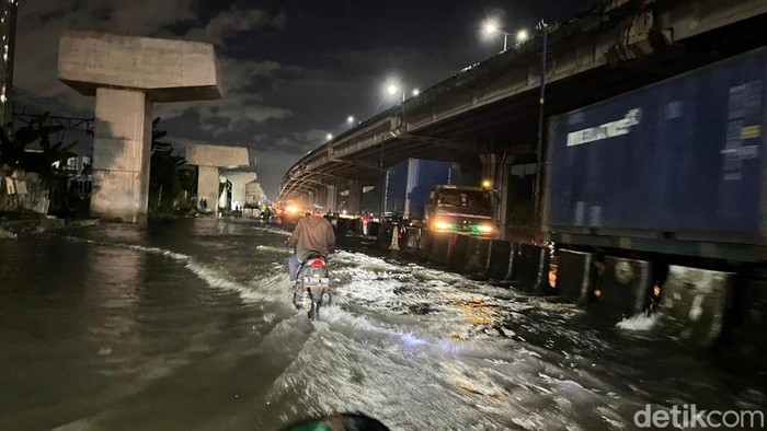 Jalan RE Martadinata Ancol Masih Banjir Malam ini, Pemotor Putar Balik