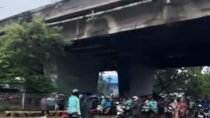 Banjir di Jembatan Tiga Jakut, Pemotor Matikan Mesin Terobos Genangan