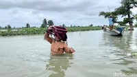 Bahkan pemadangan siswa basah kuyub setelah menerobos banjir hampir setaip hari bisa ditemukan.