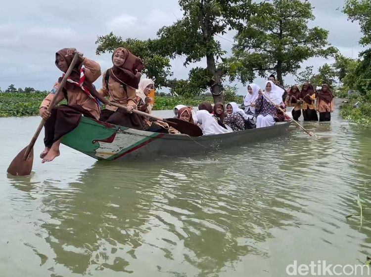 Banjir Luapan Bengawan Jero Lamongan Belum Surut