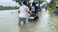 Luapan air menutup akses jalan utama desa dengan ketinggian mencapai 60 hingga 70 sentimeter. Kondisi tersebut membuat mobilitas warga lumpuh total.