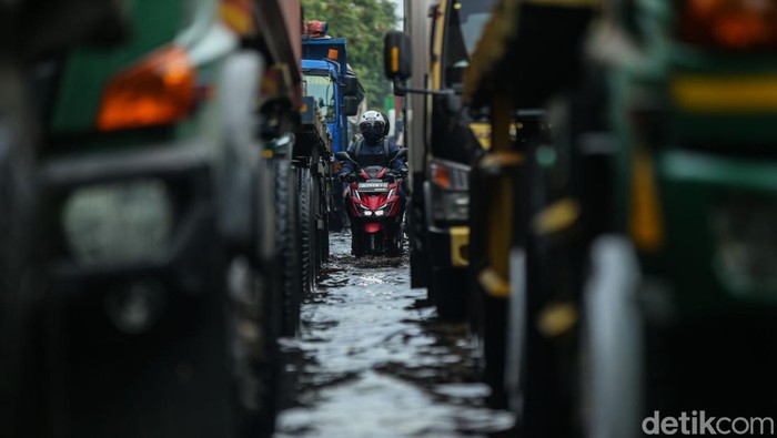 4 RT di Jakbar dan Jakut Masih Banjir, Tinggi Genangan Capai 30 Cm