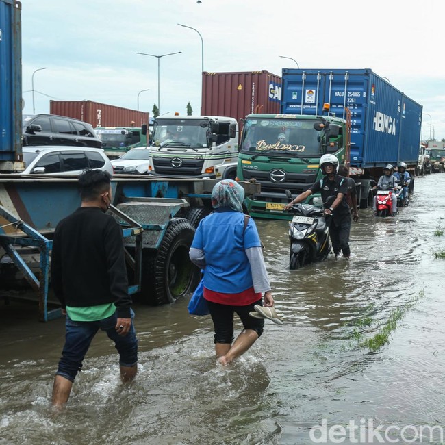 Banjir Lumpuhkan Jalan Cakung-Cilincing, Truk Terjebak Macet hingga 8 Jam