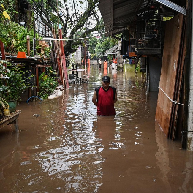 Banjir Rendam 10 RT di Cilandak Timur